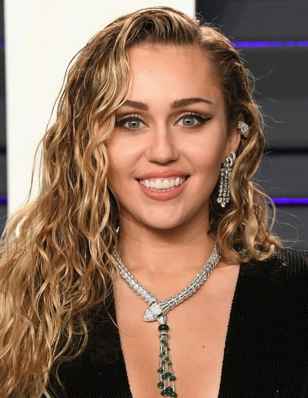 Miley Cyrus Biography: Husband, Awards, Instagram, Height, Net Worth, Parents - Biography