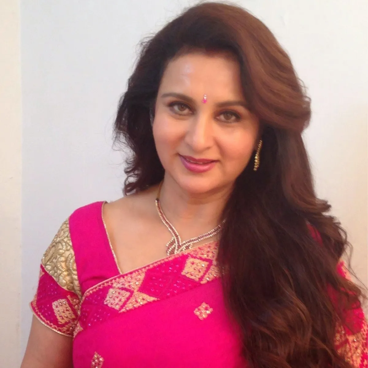 Poonam Dhillon Biography: Nationality, Awards , Religion, Parents, Children, Height - Biography